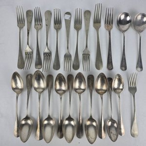 Conjunto de Cubiertos Antiguos: Cucharas y Tenedores de Plata - imagen 2