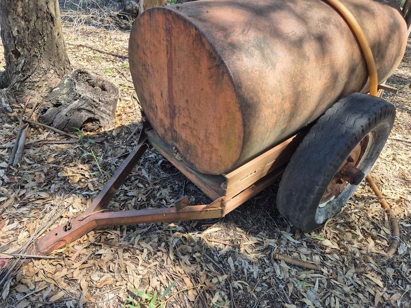 Tanque de Agua con Remolque en Mal Estado - imagen 2