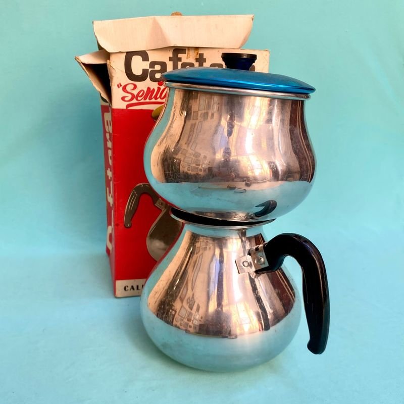 35.... cafetera sin y en su caja original..... años