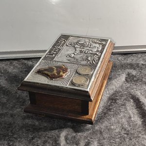 Caja de Madera con Tapa Metálica Decorada "Uruguay" y Monedas - imagen 6