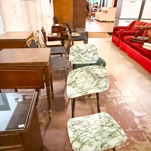 Lote anterior: Lote de Muebles y Sillas Estilo Vintage
