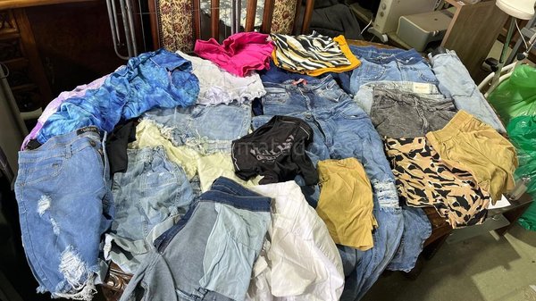 Lote de Ropa Variada: Jeans, Shorts y Remeras - imagen 1