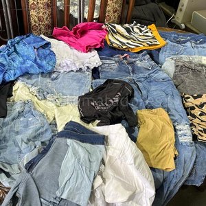 Lote de Ropa Variada: Jeans, Shorts y Remeras - imagen 1