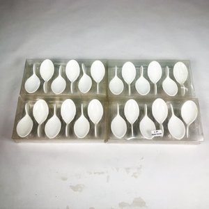 Lote siguiente: Set de 24 Cucharitas de Loza Blanca en Caja