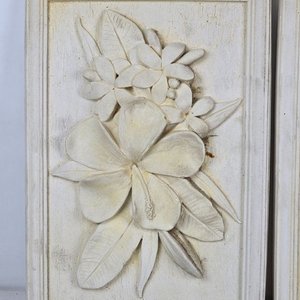 Tres Cuadros Decorativos en Relieve: Florales y Figura Oriental - imagen 3