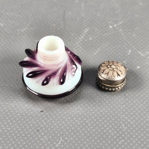 Antiguo Perfumero Francés de Viaje en Cristal Opalino con Detalles Violeta y Tapa de Plata Sellada - imagen 3