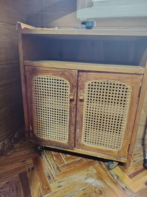 Mesa con puertitas y esterilla con una rueda suelta