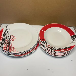 Lote siguiente: Lote de 12 Platos de Vajilla con Diseño Geométrico