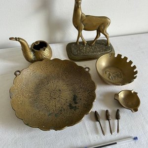 Lote de Adornos de Bronce Macizo: Ciervo, Cenicero Pipa y Bandeja Decorada - imagen 2