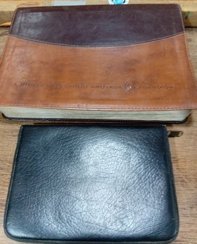 Biblia de Estudio Expandida y La Sagrada Biblia encuadernadas en cuero - imagen 3