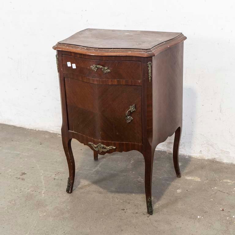 Lote anterior: Mesa de luz regencia en madera con diseño antiguo