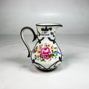 Jarrita de Porcelana Blanca con Flores y Bordes Plateados - imagen 2