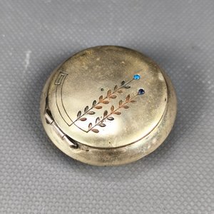 Antiguo Relicario Metálico con Diseño de Hojas y Piedras Azules - imagen 1