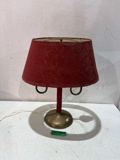 Lámpara de mesa antigua con pantalla roja