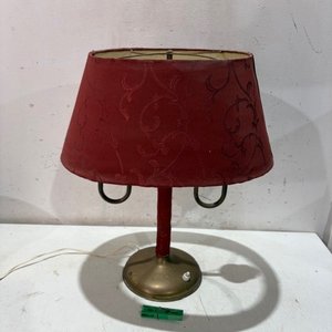 Lote siguiente: Lámpara de mesa antigua con pantalla roja