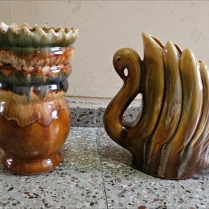 Juego de 2 Floreros de Loza: Cisne y Diseño Ondulado - imagen 2