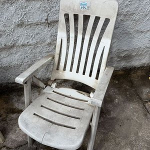 Lote de 2 Reposeras Blancas de PVC y Mesa Plegable con Cerámica - imagen 4