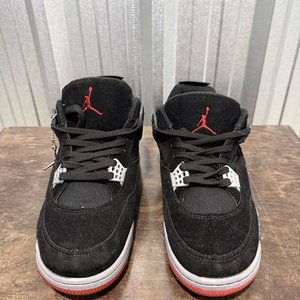 Lote anterior: Zapatillas Air Jordan 4 Negras con Detalles Rojos y Blancos
