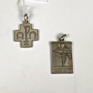 Lote anterior: Lote de Dos Dijes Religiosos: Cruz con Símbolos y Figura Humana en Plata