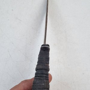 Cuchillo de Supervivencia con Hoja de Metal Oxidada y Empuñadura Ranurada Oscura - imagen 3