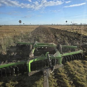 Rastra Semi Aradora Menéndez & Agrotols con 64 Discos - imagen 2