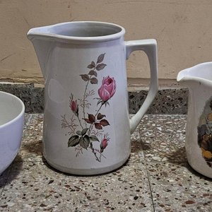 Juego de Loza Uruguaya: 2 Jarras y 1 Bowl con Diseños Florales y Escena Infantil - imagen 3