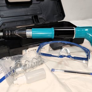 Lote siguiente: Remachadora/Clavadora para Fulminantes con Accesorios, Nueva en Caja