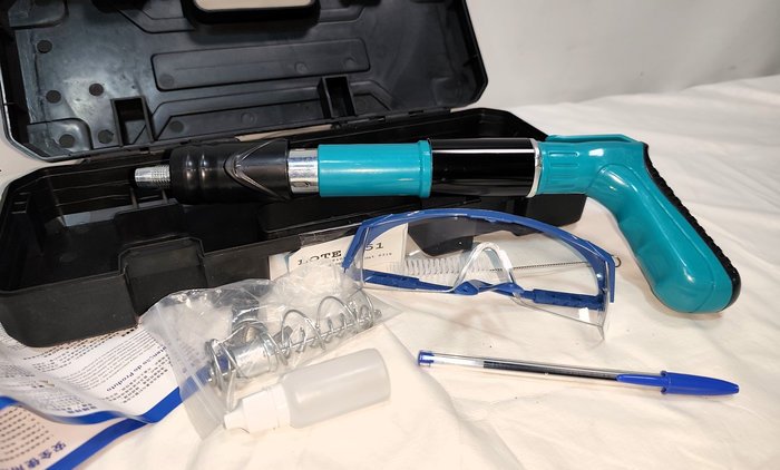 Remachadora/Clavadora para Fulminantes con Accesorios, Nueva en Caja