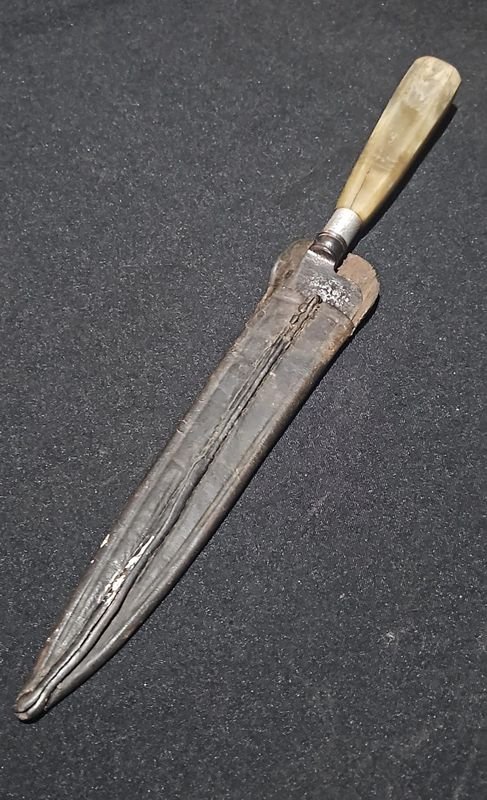 Cuchillo Antiguo Guazubirá con Vaina de Cuero y Hoja de Acero Solingen