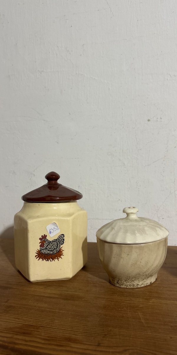 Huevera de cerámica con tapa y recipiente con tapa