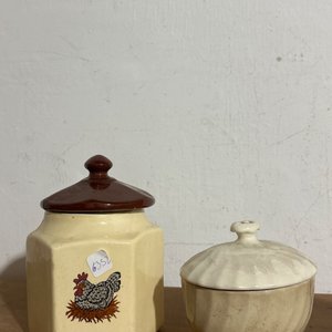 Lote anterior: Huevera de cerámica con tapa y recipiente con tapa