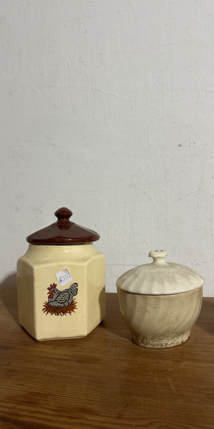 Huevera de cerámica con tapa y recipiente con tapa