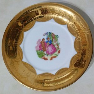 Lote siguiente: Platillo de Porcelana Rococó con Escena Galante y Borde Dorado