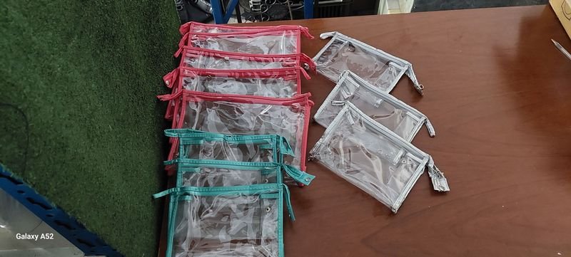 Lote siguiente: Neceser de viaje con accesorios varios