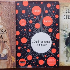 Lote siguiente: Tres Libros: La Papisa Juana, El Libro En Que Desapareció El Mundo y ¿Quién Controla El Futuro?
