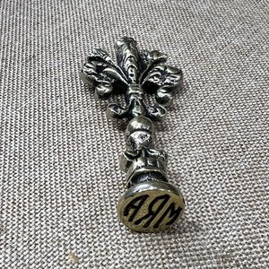 Lote de Dos Placas Decorativas en Relieve y Sello con Flor de Lis - imagen 10