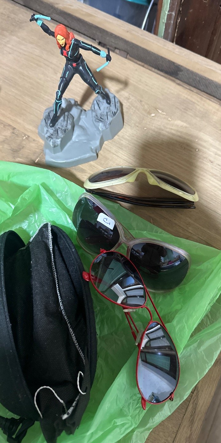 Lentes de Sol y Figura de Acción