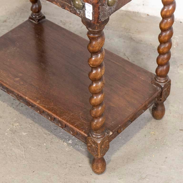 Mesa de sala jacobina con tapa de cuero repujado y estante - imagen 3