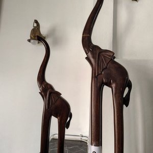 Par de Elefantes Decorativos de Madera Oscura con Base - imagen 2