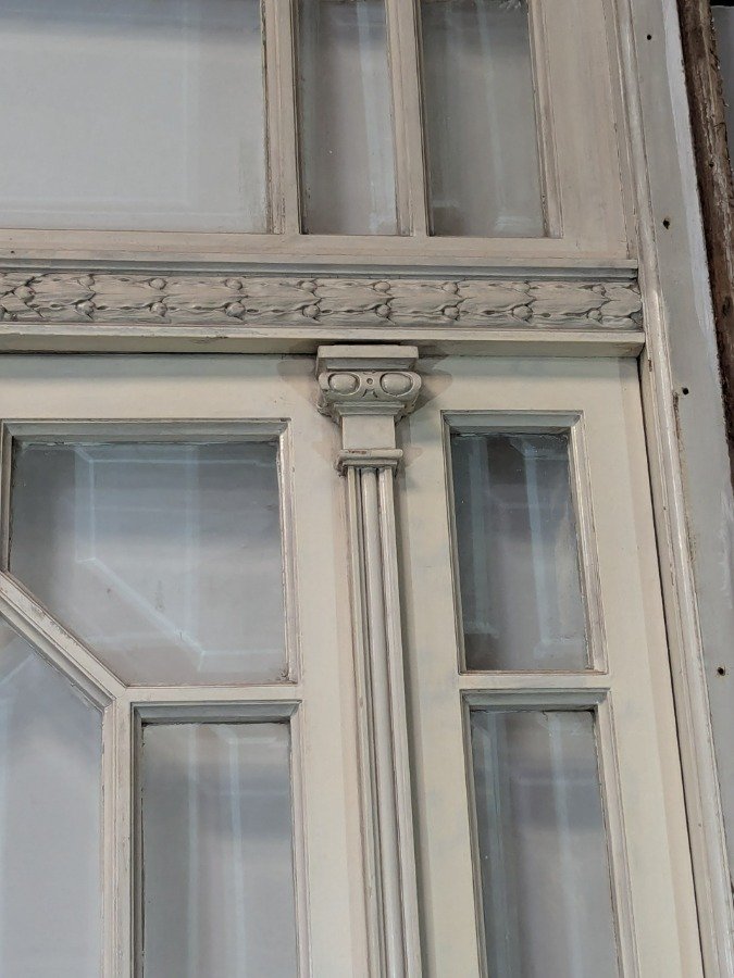 Puerta antigua con diseño de pinotea y vidrios biselados - imagen 8