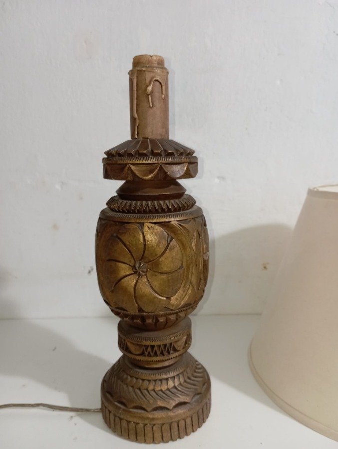 Lámpara de madera tallada con diseño floral - imagen 5