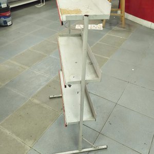 Estantería Exhibidora de 3 Niveles con Bandejas Rojas - imagen 3