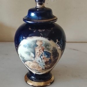 Lote anterior: Jarrón Francés Siglo XIX Sevres con Tapa Dorada y Escena Romántica
