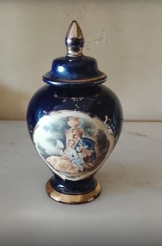 Jarrón Francés Siglo XIX Sevres con Tapa Dorada y Escena Romántica