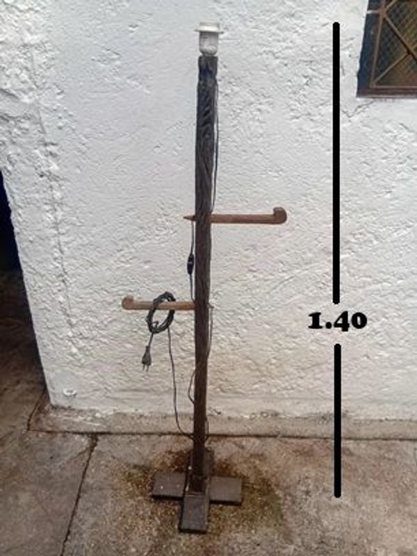 Lámpara de Pie Rústica en Madera Dura, 1.40m, Sin Pantalla