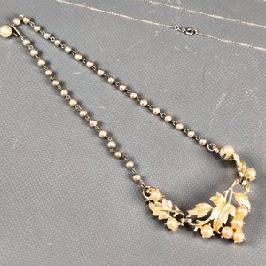 Collar "Coro" con Perlas y Hojas Doradas, Dos Cadenas de Plata - imagen 3
