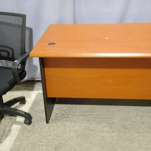 Escritorio Melamínico con Silla de Oficina Negra con Ruedas - imagen 3
