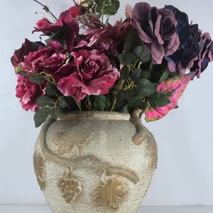 Jarrón Antiguo con Flores Artificiales y Relieves de Hiedra - imagen 2