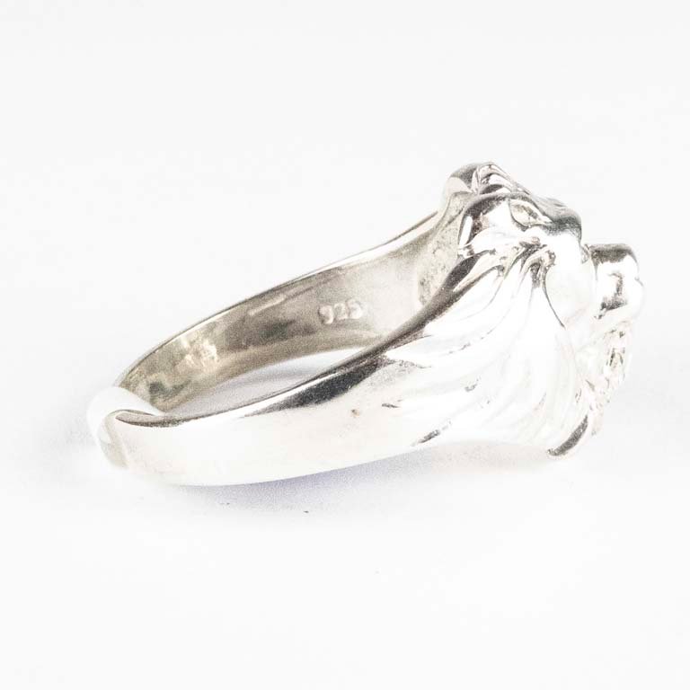 Anillo de plata con zafiros blancos, diseño de león - imagen 2