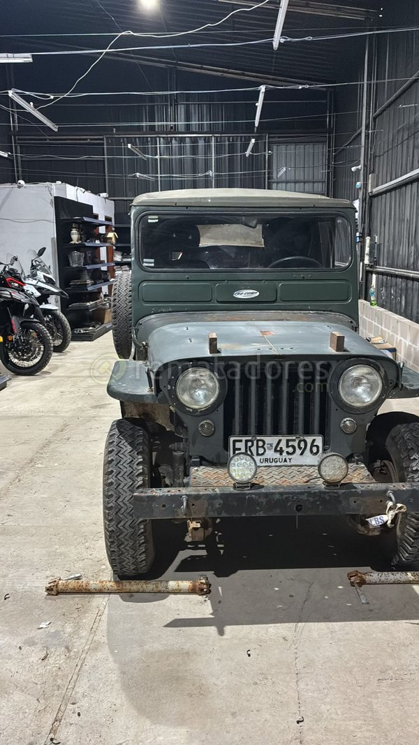 Jeep Willys Militar Antiguo con Matrícula Uruguaya